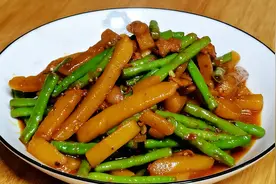 土豆豇豆超下饭的做法，鲜香营养入味，汤汁鲜美下饭，孩子特喜欢