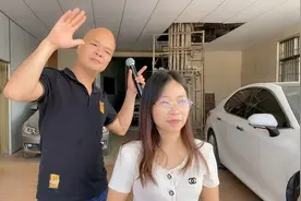 这个光头大叔唱歌很好听！旁边的妹仔开心的不得了