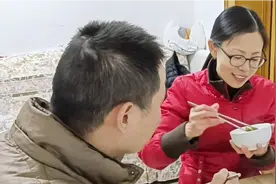 下班简单炒两个菜，夫妻俩吃的很满足，老公说了啥？媳妇很感动