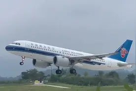 甘肃陇南机场看飞机，附近居民赶几十里路，都要来看看视频封面