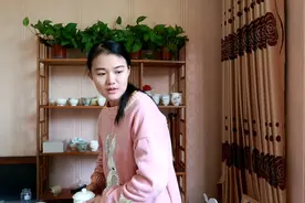 粉丝花400多寄过来一个办公杯，让小芳画一幅古人的名画，送朋友视频封面