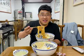 吃上一碗西安本地的油泼面那个味道真的不一般，经济又实惠！