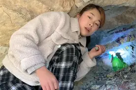 野外深山发现玉石矿洞，遍地都是五彩石，最后找到300斤大料