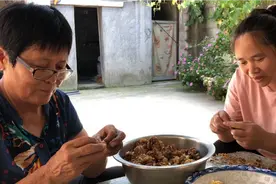 鲜核桃别再晒干了，婆婆用这种方法做的酱核桃，让儿媳当菜吃补脑视频封面