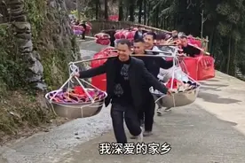 新娘把嫁妆都送来了，各种各样的家用礼物看到这么多嫁妆喜欢吗视频封面