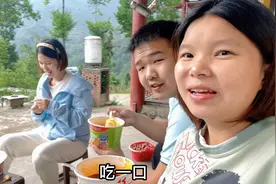 这媳妇太能跑了，怀孕七个月跟着老公取蜂蜜，什么苦都能吃的下视频封面