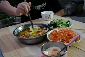 老公带着女儿坐在洗澡盆里玩的不亦乐乎，赶紧给宝贝洗个澡睡觉了视频封面