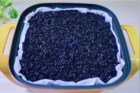 广西村民采枫树叶制作黑色糯米饭，用此方法从不失败，黑到没朋友视频封面