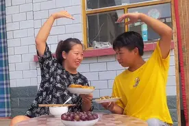 东东一大早做爱心早餐，小楠高兴的比心拍照留念，东东竟然害羞了视频封面