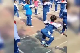 小学生课间操跳鬼步舞，火遍全网，网友直呼;欠我一个课间操
