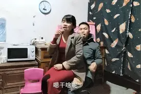 打工妹一个人吃3个菜，伙食越来越好了。视频封面