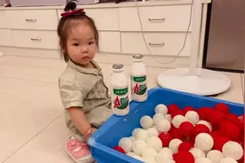 暖暖总能把家里的一切东西变成她的玩具，两瓶ad钙奶玩的不亦乐乎视频封面