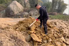 这些石块全部铺路了，还得铺多少啊！视频封面