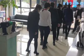 快来看黑丝小姐姐们跳舞，喜欢哪个，我给你们介绍。视频封面
