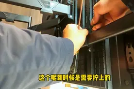 85寸索尼电视安装伸缩挂架，用了这么多膨胀螺栓，承重还用担心吗视频封面