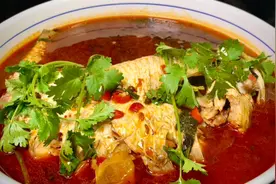 大厨教你水煮活鱼的家常做法，鱼肉鲜嫩入味，汤汁泡饭非常过瘾。视频封面