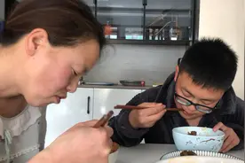 天宇爸爸下厨，烧了一盆豆腐，娘俩都说太好吃视频封面