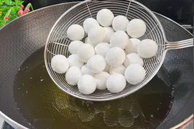 把冰冻汤圆倒进油锅中，瞬间变美食，30年第一次见，真涨见识了