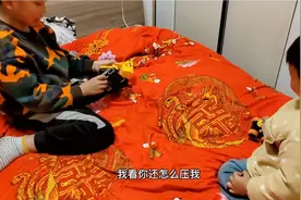 挠调皮捣蛋的弟弟小脚丫竟然不怕痒，弟弟真的不怕痒吗？🤣视频封面