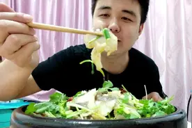 买条4斤重的花鲢鱼，小伙晚上做个金汤水煮鱼，鱼肉滑嫩好吃过瘾视频封面