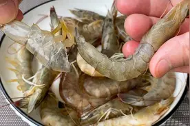 剥虾仁、去虾线原来这么简单，学会这个技巧，虾壳轻松完整脱落