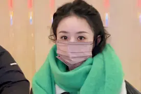 赵丽颖现身春晚彩排，场外穿搭美翻天，少女感满满！视频封面