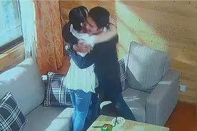 美女终于帮助男子恢复了味觉，两人高兴得抱在一起快乐极了视频封面