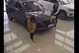 女子怀孕看车，鞋带开了，销售立马帮忙系上，太暖心了视频封面