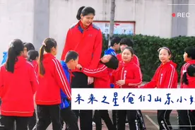 山东姑娘张子宇，14岁身高2米26，打篮球篮下一座山哈哈😊视频封面