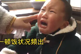 扬扬吃饭把碗推倒，扬扬：还想吃饭 妈妈很严厉不允许扬扬再吃了视频封面