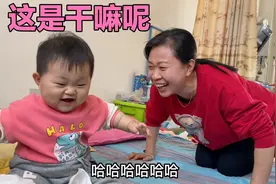 吃饱喝足小若汐开始撒欢，妈妈逗的她咯咯笑，能👂动话了真好玩视频封面