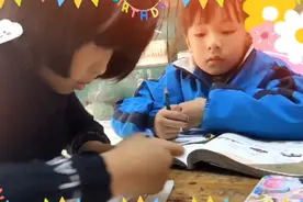 宝贝邀请同学来家里写作业。两个人写得好认真。认真的样子真可爱视频封面