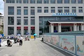 全新的行政服务中心开始投入使用啦！方便老百姓办事！赞赞赞👍视频封面