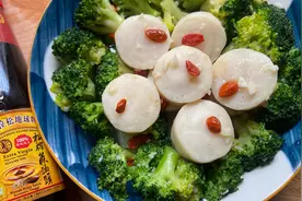 西兰花炒带子🥦肉质紧实又鲜美，卖相非常好看，做法简单容易