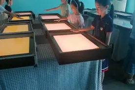 聊城麦田沙画教学孩子现场画党旗