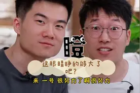明明吐槽董老师跳《隐形的翅膀》，像疯了的扑棱蛾子！视频封面