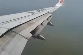 座在飞机上观看飞机降落全过程视频封面