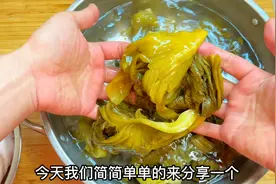 为啥饭店炒酸菜那么好吃？很多人刚开始就错了，分享正宗做法视频封面