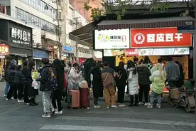 排队排队。江汉路好吃街，到处排着长长的队，这些人在干嘛？视频封面