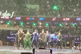 360度直拍看王一博队长大秀，脱衣服那一趴太帅了视频封面