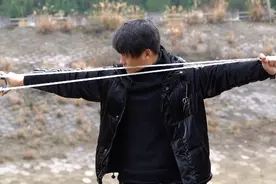 50米开外放4个气球，用弹弓一打一个准，太过瘾了