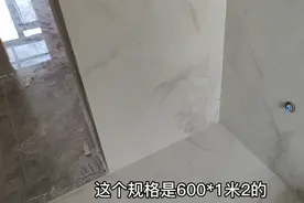 小卫生间也用600*1200竖贴上墙，颜色很特别，美缝做的相当到位视频封面