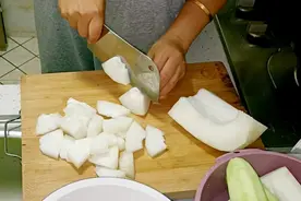 午餐分享：冬瓜丝瓜汤，美味又好喝，吃舒服了#美食视频封面