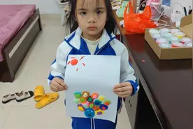 学校布置暑假手工作业，用橡皮泥制作孔雀太漂亮了，简单又美观。