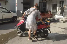 网友们爱看的"女汉子"踩摩托车视频又来了，看看吧视频封面