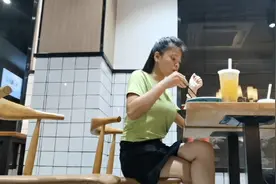 厂里发中秋节福利，却没有我的份，那就约上朋友去自给自足