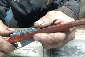 农村大叔手工制作1:3莫辛纳甘模型，不具备发射功能，收藏摆件。视频封面