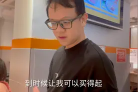 参加LV新品发布会，媳妇试探香港老公买一件贵衣服，看看什么反应视频封面