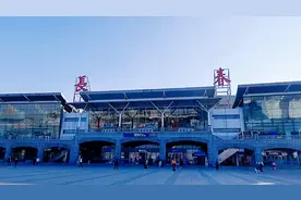 长春站是东北最大的，最豪华的火车站，唯一带有地下四层换乘中心