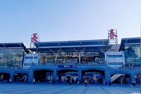 长春站是东北最大的，最豪华的火车站，唯一带有地下四层换乘中心